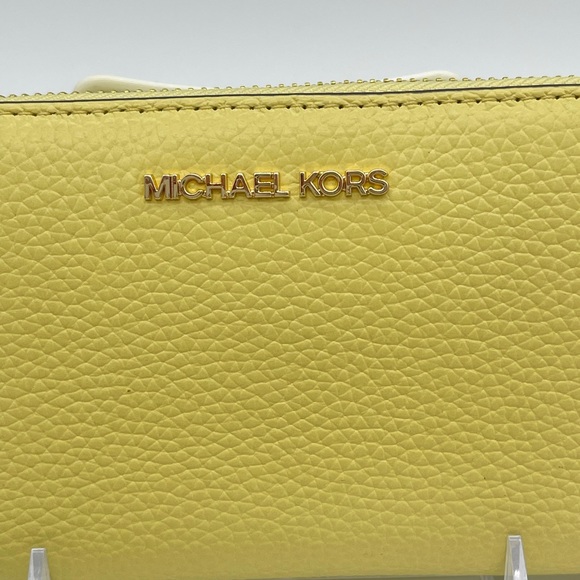 Michael Kors Continental Wallet Wristlet B… - Picture 4 of 9